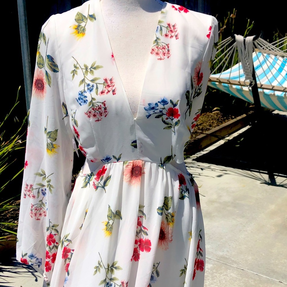Maxi Dress with small side cut-outs at waist. Very perfect for Spring! 💗